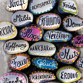 Liekadijiae Pack of 25 Large Stones for Painting, Decorative Gravel Pebbles, Gravel Decorative Stones Natural Stone, Beach Pebbles, Decorative Gravel River Pebbles Painting Stones, for Colourful