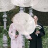 Grupo Carnavallia Sombrilla China Madera Blanca Tela Bambú Flores Boda