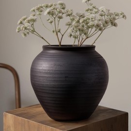 Jarrón de cerámica negro mate, jarrón de flores acanalado Wabi-Sabi de 6.7 pulgadas, jarrón de cerámica hecho a mano para hierba de las pampas, centro de mesa rústico para entrada, estante, decoración