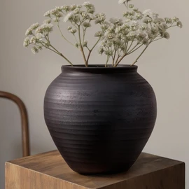 Jarrón de cerámica negro mate, jarrón de flores acanalado Wabi-Sabi de 6.7 pulgadas, jarrón de cerámica hecho a mano para hierba de las pampas, centro de mesa rústico para entrada, estante, decoración