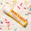 Burt's Bees Bálsamo labial de pastel de cumpleaños, sin tinte,
