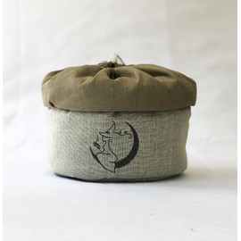 Canasta Panera/Tortillero Térmico para Pan, Quesadillas, Tortillas, Hotcakes, Waffles, en Color Gris Claro y Bordado Sombrero de Bruja, Expandible, 2 Capacidades, Hecho a Mano, Marca Sombrero