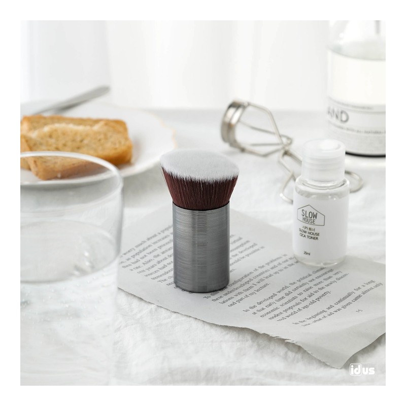 Foundation brush for smooth application - white / 부드럽게 발리는
