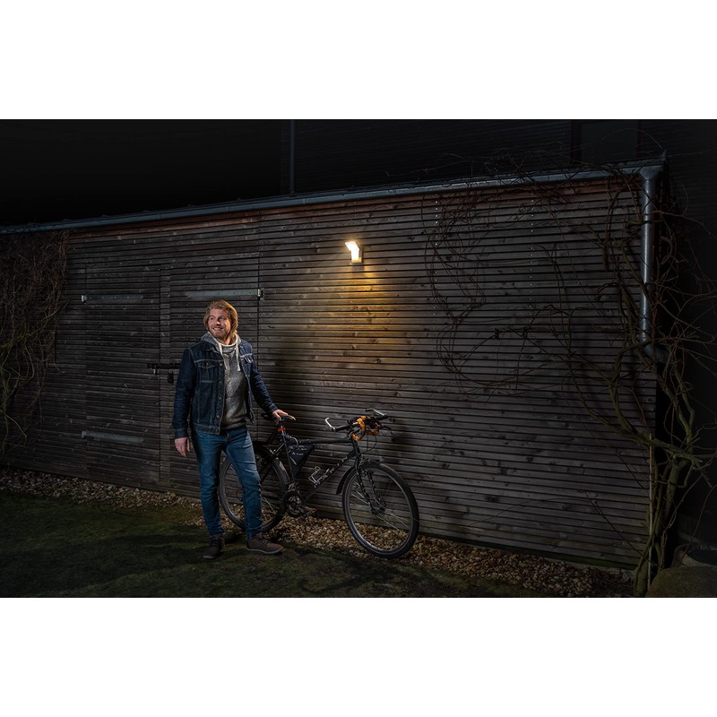 Ledvance LED Floodlight, Light for Outdoor Use, Warm White, 151