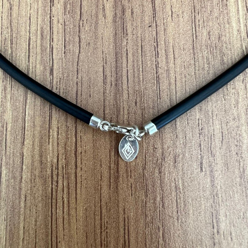 Agalea | Collar de Caucho negro con Broche de Plata