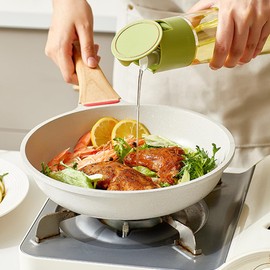 DEOTPSMI Glass Olive Oil Bottle Dispenser, Vinegar Dispenser,Oil Dispenser Bottle for Kitchen,500ml/17Oz Suitable for Storage Oil, Vinegar, soy sauce (Green, high)