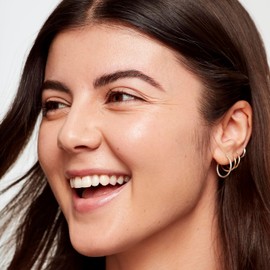 Saie- Base de maquillaje líquida Glowy Super Skin Tint: base de maquillaje hidratante en suero con cobertura ligera y media