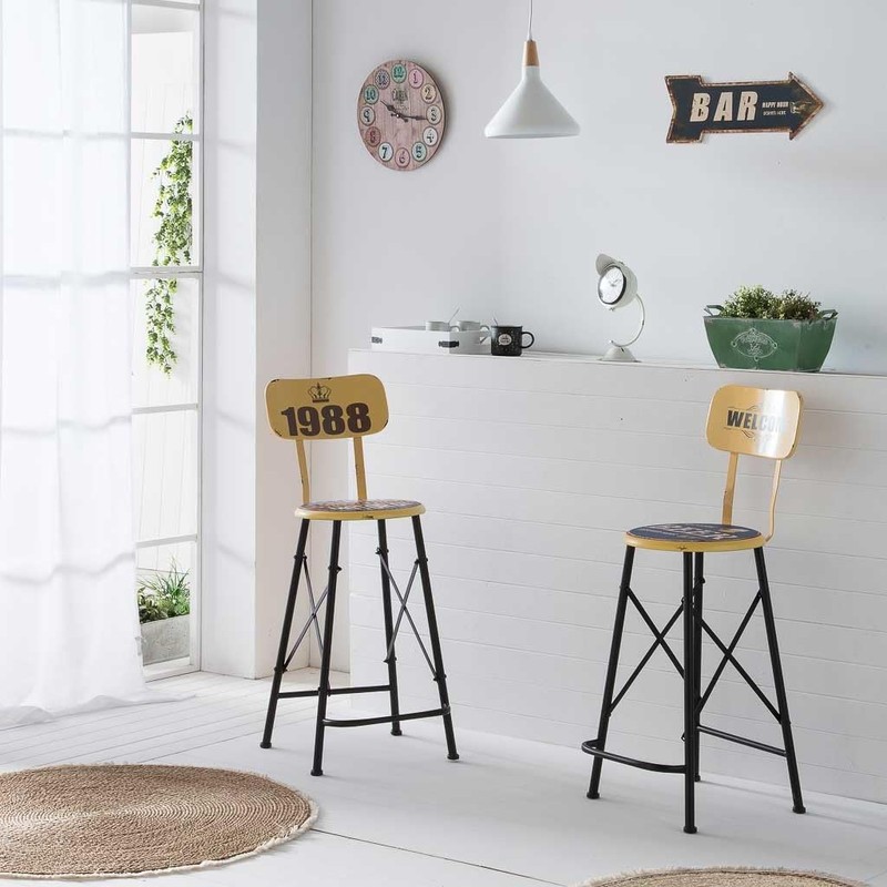 Reloj de pared de madera marron