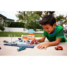 Matchbox Cars Playsets, Matchbox Super Clean Carwash, Realistic Lights and Sounds, Kid- and Car-Activated Features and Connects to Other Sets, 1 Matchbox Car, HNJ54