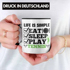 Trendation - Tennis Tasse Geschenk für Tennisspieler mit Spruch für Männer Frauen Eat Sleep Tennis (Schwarz)
