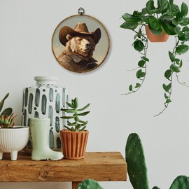 Hiuwevt Western Cowboy Bear Round Wall Art, Cowboy Room Decor, Vintage Southwestern Country Bear Hanging Canvas Prints Wall Decor for Western Home Room Farmhouse, 10x10 Inch