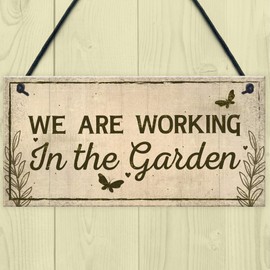 RED OCEAN Working In The Garden Plaque Wall Door Gate Sign Man Cave Shed Nan Mum Home Gift