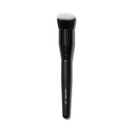 e.l.f. Camo Liquid Blush Brush, Angled Blush Brush, Ideal for Applying & Spreading Colours on the Cheeks, Soft, Dense Bristles, Vegan & Cruelty Free