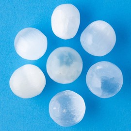 Serafino Selenite Tumblestone Crystal Selenite Sphere 20-30 mm Tumble Stone Reiki Healing Charge Crystal Angelic Mineral Meditation Stone Selenite Tumblestones (White Selenite Set of 3)