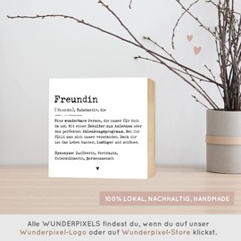 Wunderpixel® Holzbild Definition Freundin - 15x15x2cm zum Hinstellen/Aufhängen, echter Fotodruck mit Spruch auf Holz - schwarz-weißes Wand-Bild Aufsteller Zuhause Büro zur Dekoration Geschenk-Idee