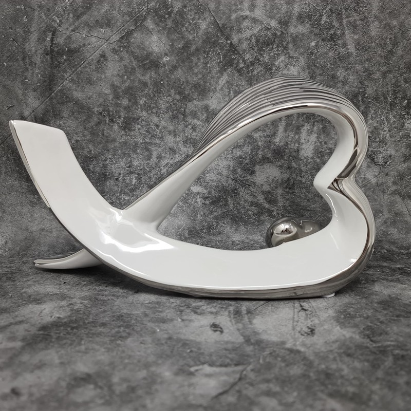 Wunderschöne Skulptur Dekofigur Herz aus Keramik weiß/silber mit Struktur Höhe