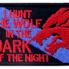 Parche táctico con texto en inglés "I Hunt The Wolf"