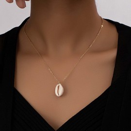 Yienate Boho Shell Conch Necklace Gold Vintage Seashell Scallop Conch Pendant Necklace Minimalist Summer Beach Necklaces Jewelry for Women