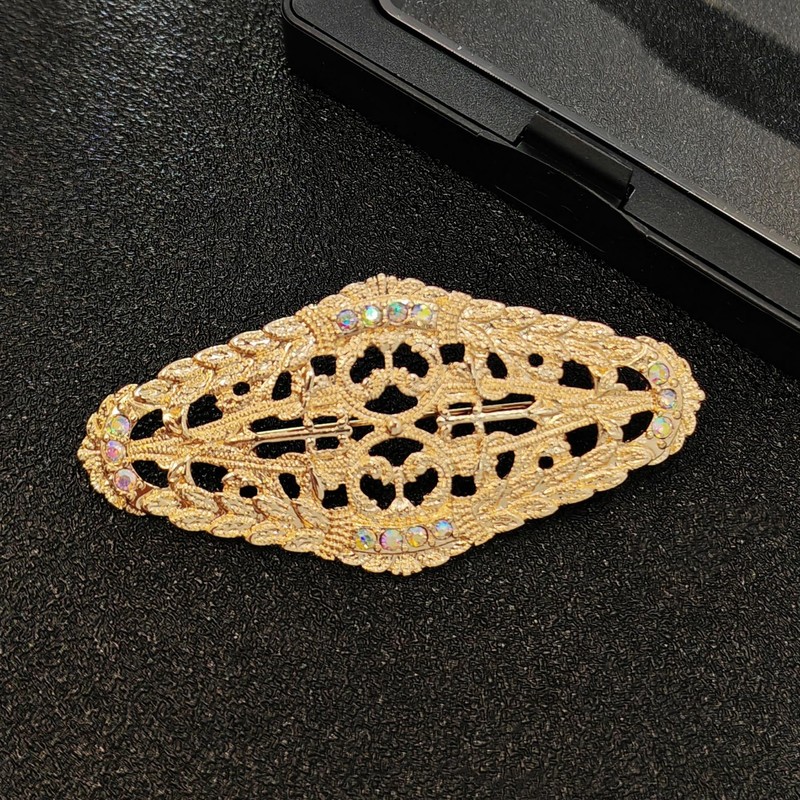 Elegant Gold - toned Oval Shaped Filigree Brooch with Crystal