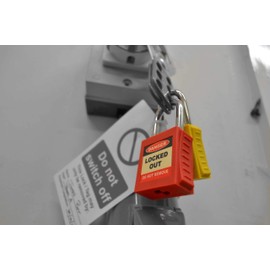 Centurion LOK007-L Red Lockout Safety Padlock, Reinforced Nylon Body, Resistant to Chemicals & Corrosion, Supplied with 1 Key & Keyring, 42mm Width x 85mm Height