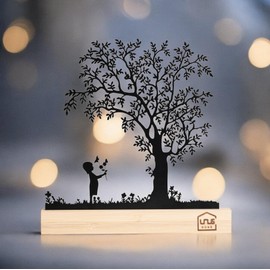 UNUS Decorative Tree Stand, Child on a Flower Meadow, Black Metal Stand with Bamboo Base, Decoration for Windowsill, Dining Table, Living Room, Spring Decoration