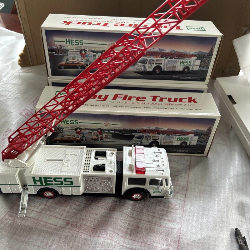 Hess Vintage 1989 Fire Truck Bank w/Lights, Flashers & Dual