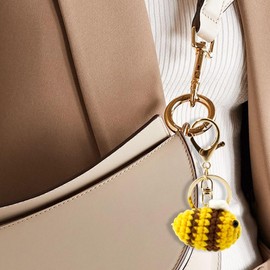 JBESUHI 1 Pcs Sister Gifts from Sisters for Women Birthday Gift Funny Sis Wives Cool Bee KeyChain Adult Sister In Law Gifts for Baby Showers, Teachers, Kids Events