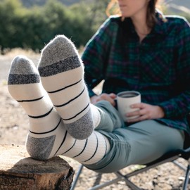 CloudLine - Calcetines de senderismo de lana merina para mujer, peso medio, fabricados en los Estados Unidos, Blue W/ White Stripes, Medium (Men's 6-8.5, Women's 7-9.5)