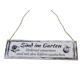 Gartenschild Acryl wetterfest – lustiges Hängeschild mit Gravur „Sind im Garten Unkraut umarmen & mit Käfern quatschen“ – 28×8 cm – inkl. Kordel – Motiv Blume & Käfer