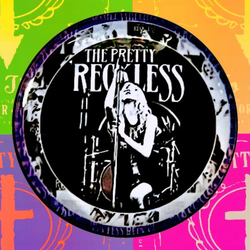 PRETTY RECKLESS TAYLOR MOMSENSERI