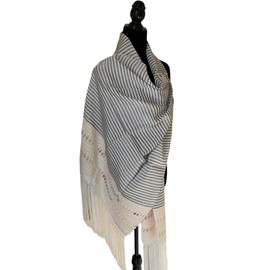 Rebozo Mexicano,elegante,suave tipo chal de finos hilos de algodón con artisela,color crema con líneas negras, tamaño mediano mide 190 cm largo X 65 cm ancho, elaborado en telar colonial