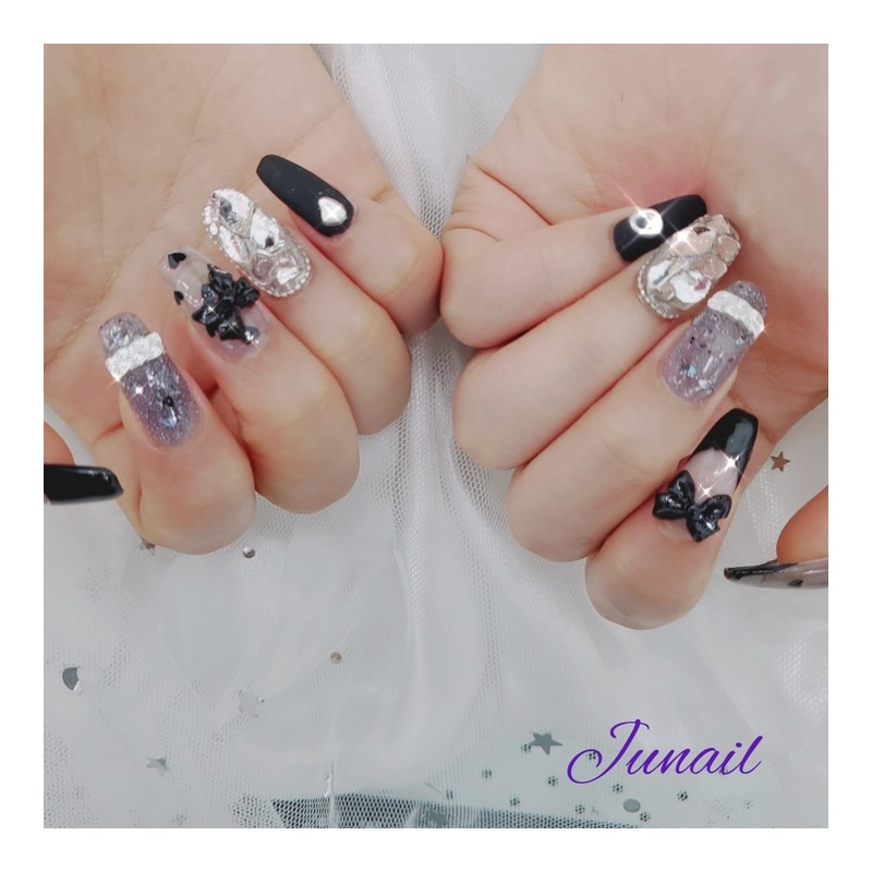 ⭐️ Black Heart Handmade Nail Tips ✨ - Short Oval