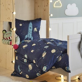 s.Oliver Kinderbettwäsche Universum 135x200 cm - 100% Baumwolle, praktischer Reißverschluss & maschinenwaschbar, Bettwäsche für Kinder Astronaut & Rakete 2tlg. blau