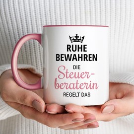 Seness Ruhe bewahren die Steuerberaterin regelt das Tasse, Steuerberater Geschenk lustig, Abschiedsgeschenk Kollegen Jobwechsel, Kollegin Geschenke Abschied, Team Büro Arbeit, Buchhalter Beamte
