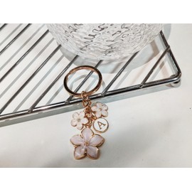 AYYSHULAN White Cute Enamel Flower Initial Letter Bag Charms Keychain Aesthetic Accessory Keyring Purse Backpacks Handbags for Women Girls,White V
