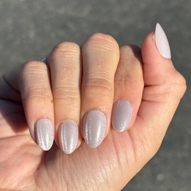 SNOW STAR Press-On Nails by Lavaa Beauty | Short Round White Velvet Shimmer Finish