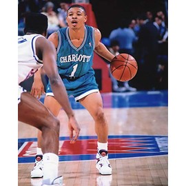 MUGSY BOGUES CHARLOTTE HORNETS 8X10 SPORTS ACTION PHOTO (OO)