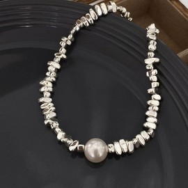 SINLOV Short Vintage Pearl Necklace Round Imitation Faux Pearl Choker White Pearl Beaded Necklaces Pearl Clavicle Necklace Adjustable Jewelry for Women and Girls (single layer)