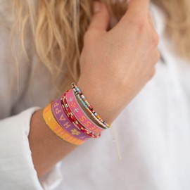 happymaker - Boho Armband Damen, Stoffarmband mit Statement - Stay Strong - im Surfer Style für Frauen, wasserfest und handmade, Armband mit vergoldeter Perle als Mutmacher Geschenk