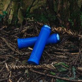 Funn Hilt Mountain Bike Handlebar Grips with Single Lock On Clamp, Lightweight and Ergonomic Bicycle Handlebar Grips with 22 mm Inner Diameter, Unique Patterned Bicycle Grips for MTB/BMX (Blue)