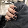 Uñas postizas de gel ovaladas cortas y negras mate, uñas
