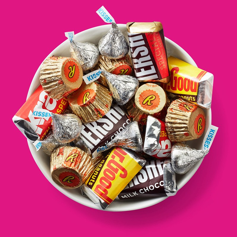 HERSHEY'S and REESE'S Miniatures Assorted Chocolate Candy Party Pack, 32.9
