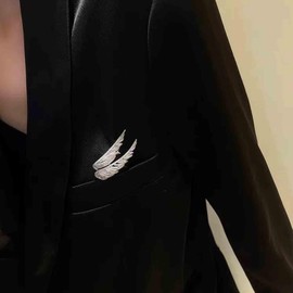 AWOCAN Brooches for Women Crystal Brooch Rhinestone Flower Brooch Pin Vintage Fashion Shirt Brooch Retro Jewelry Clothing Decoration,Suit Coat Breastpin for Women Accessories (silver-1)