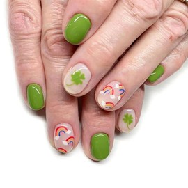 24Pcs St. Patrick's Day Press on Nails Short Oval Fake Nails with Green Clover Design Holiday Artificial on Nails Full Cover Nail Tips Cute Acrylic False Nails for Women and Girls Nail Decoration