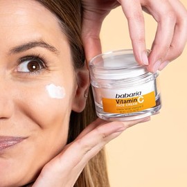 Babaria - Crema Vitamina C | Iluminador Facial | Unifica el Tono y Reduce Arrugas y Manchas | Crema Hidratante Facial para Mujer y Hombre con Ácido Hi