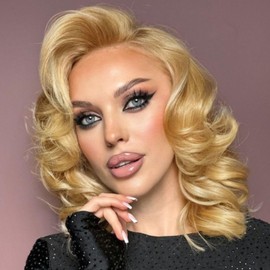 Siudus Blonde Curly Short Wigs for Women Side Part Shoulder Length Natural Hair Wig Heat Resistant Fibre Retro Wig for Daily Cosplay Party Use