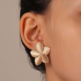 Allereya Vintage Matte Flower Earrings Hammered Flower Stud Earrings Gold Metal Flower Earrings Minimal Floral Earrings Jewellery for Women and Girls, Zinc, No Gemstone