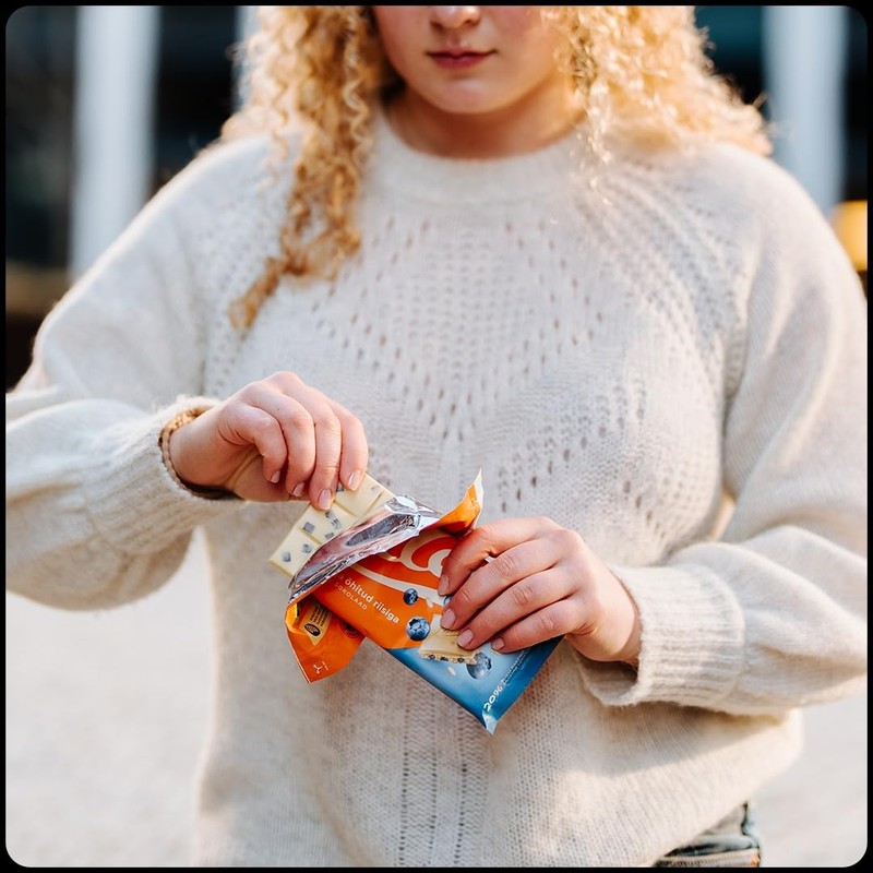 White Chocolate with Rice Crisps and Blueberries 3.35oz/ 95g by