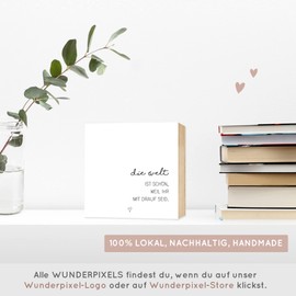 Wunderpixel® Holzbild Die Welt ist schön (Mehrzahl) - 15x15x2cm zum Hinstellen/Aufhängen, echter Fotodruck mit Spruch auf Holz - schwarz-weißes Wand-Bild Aufsteller zur Dekoration oder Geschenk-Idee