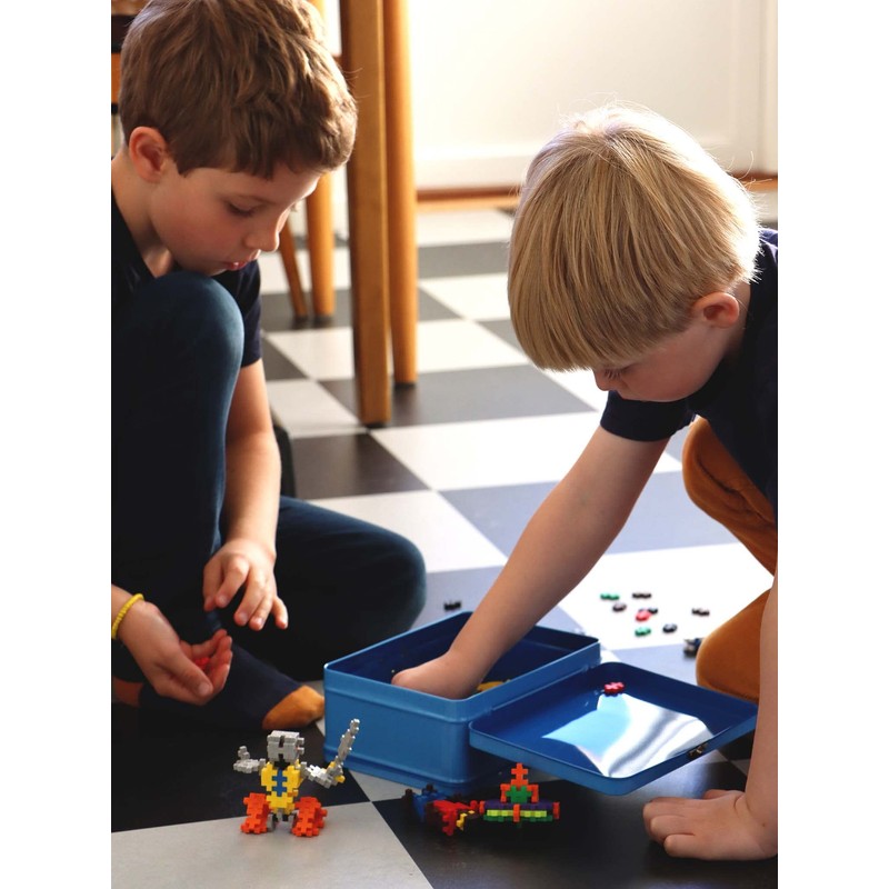 Plus-Plus 9607002 Geniales Konstruktionsspielzeug, Basic, Bausteine-Set in praktischer Metall-Box mit
